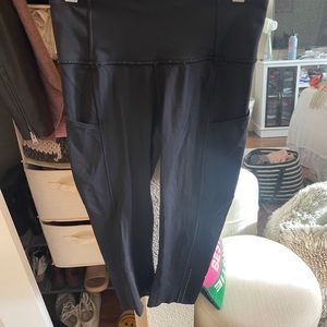 Black lulu lemon cropped leggings! 🍋